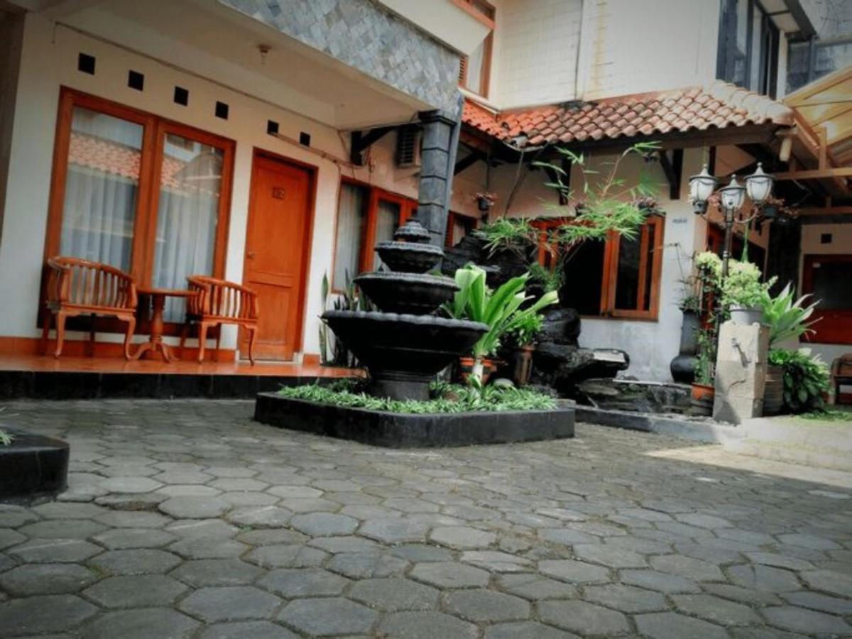 Puri Larasati *