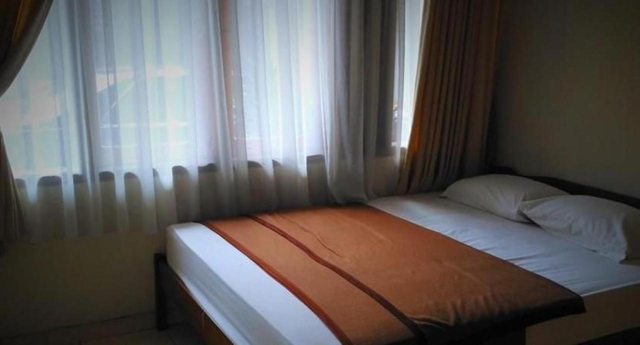 Puri Larasati Hotel *