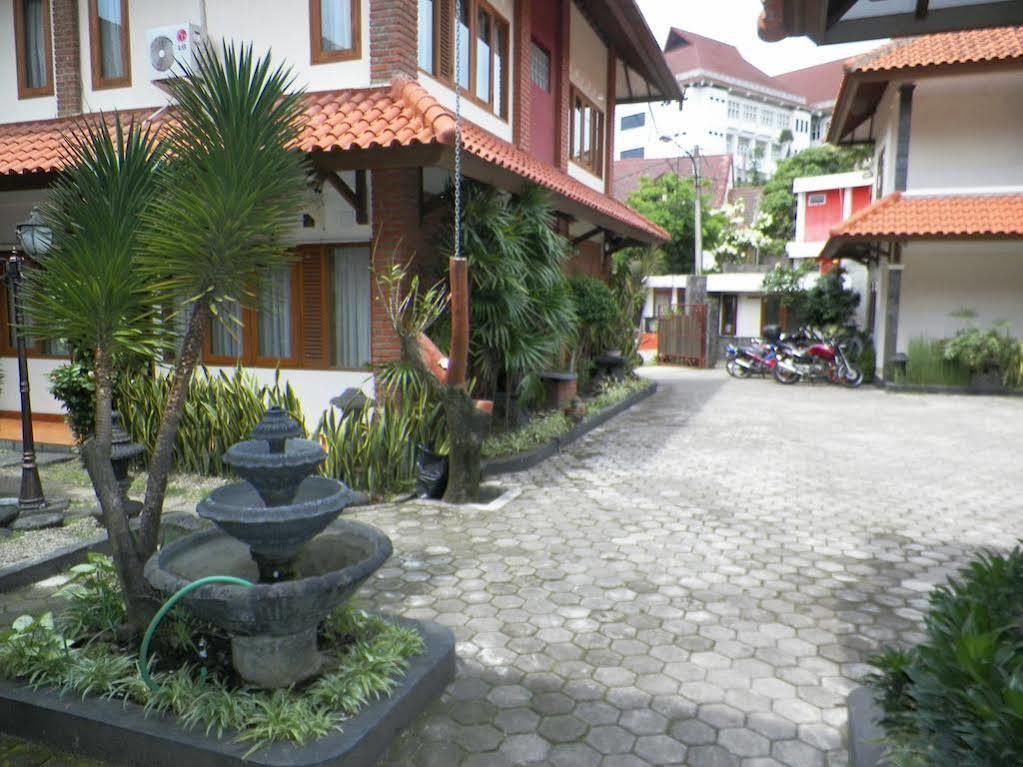 Puri Larasati *