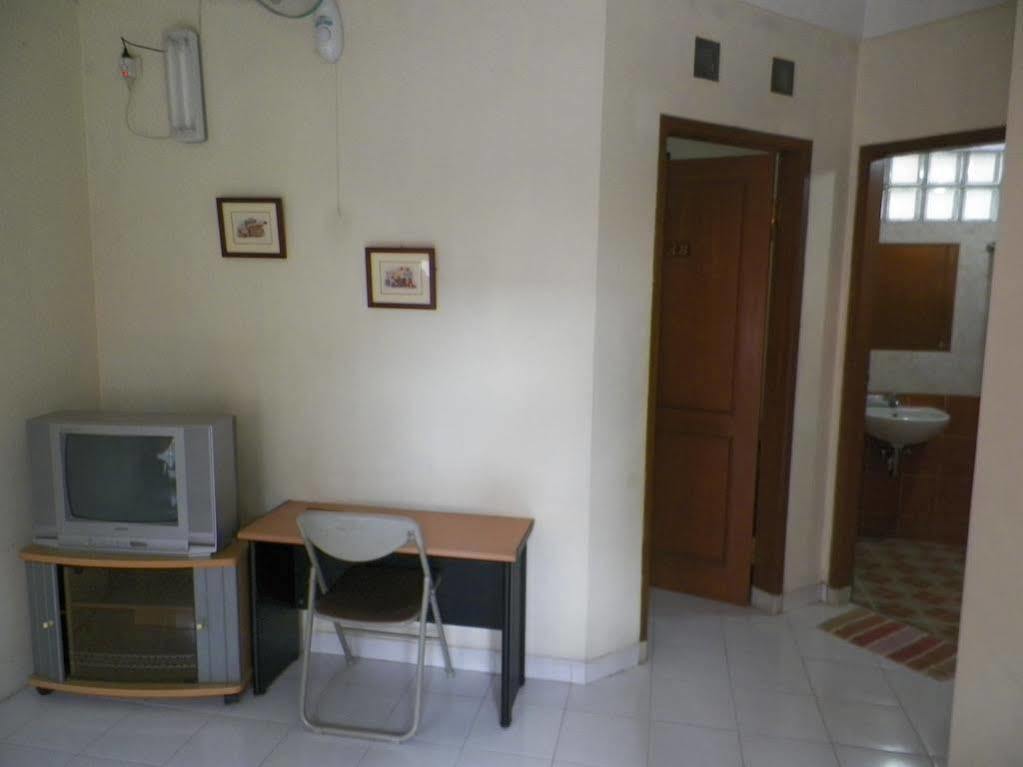 Puri Larasati Hotel *
